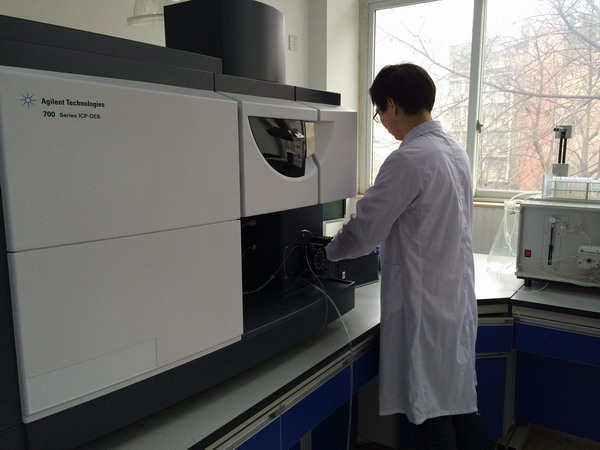 1425870356765277.jpg 严谨细致的检测人员2.jpg